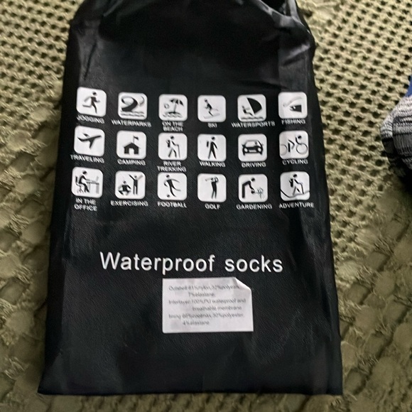 NWT Waterproof Hicking Socks - Picture 3 of 4